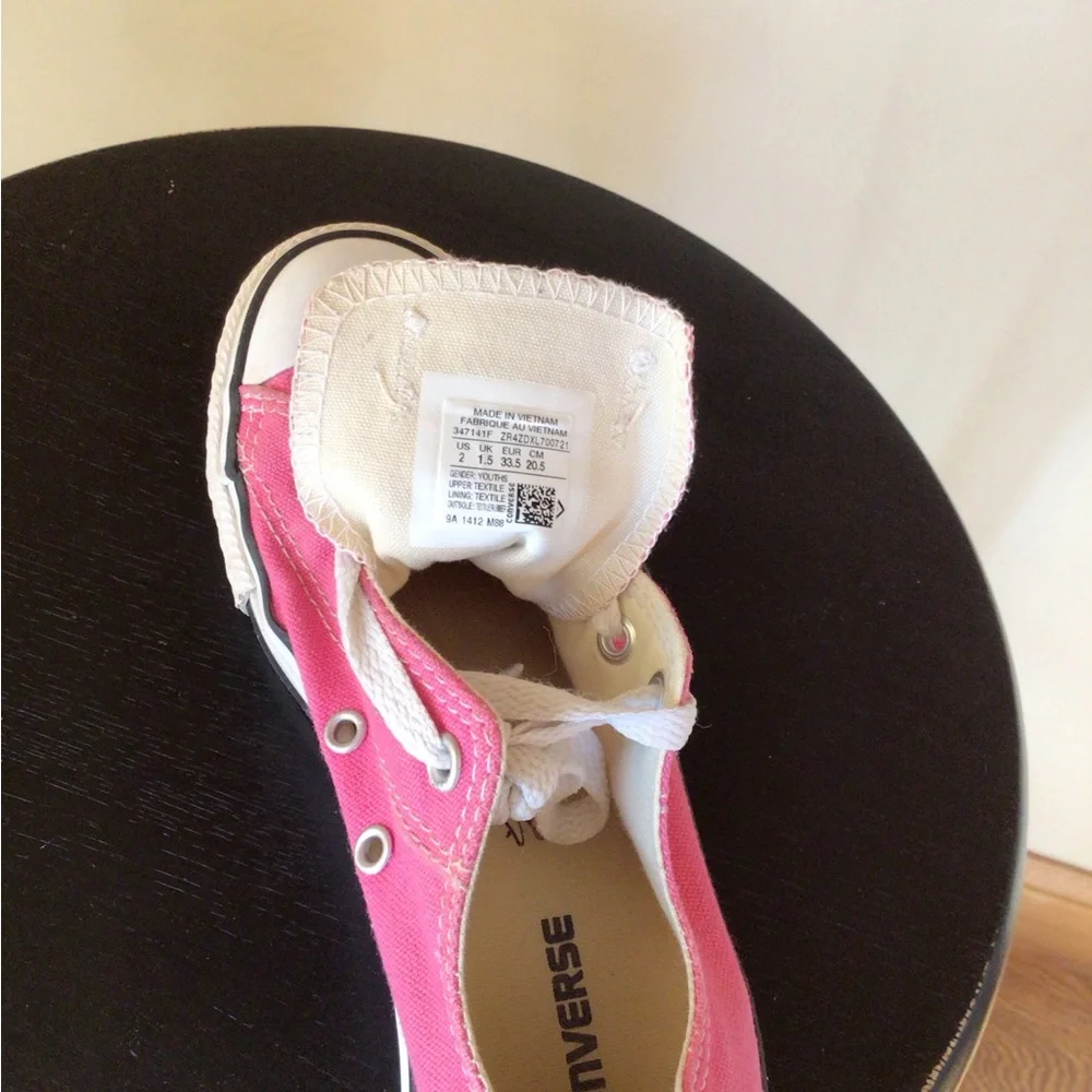 Pink low converse